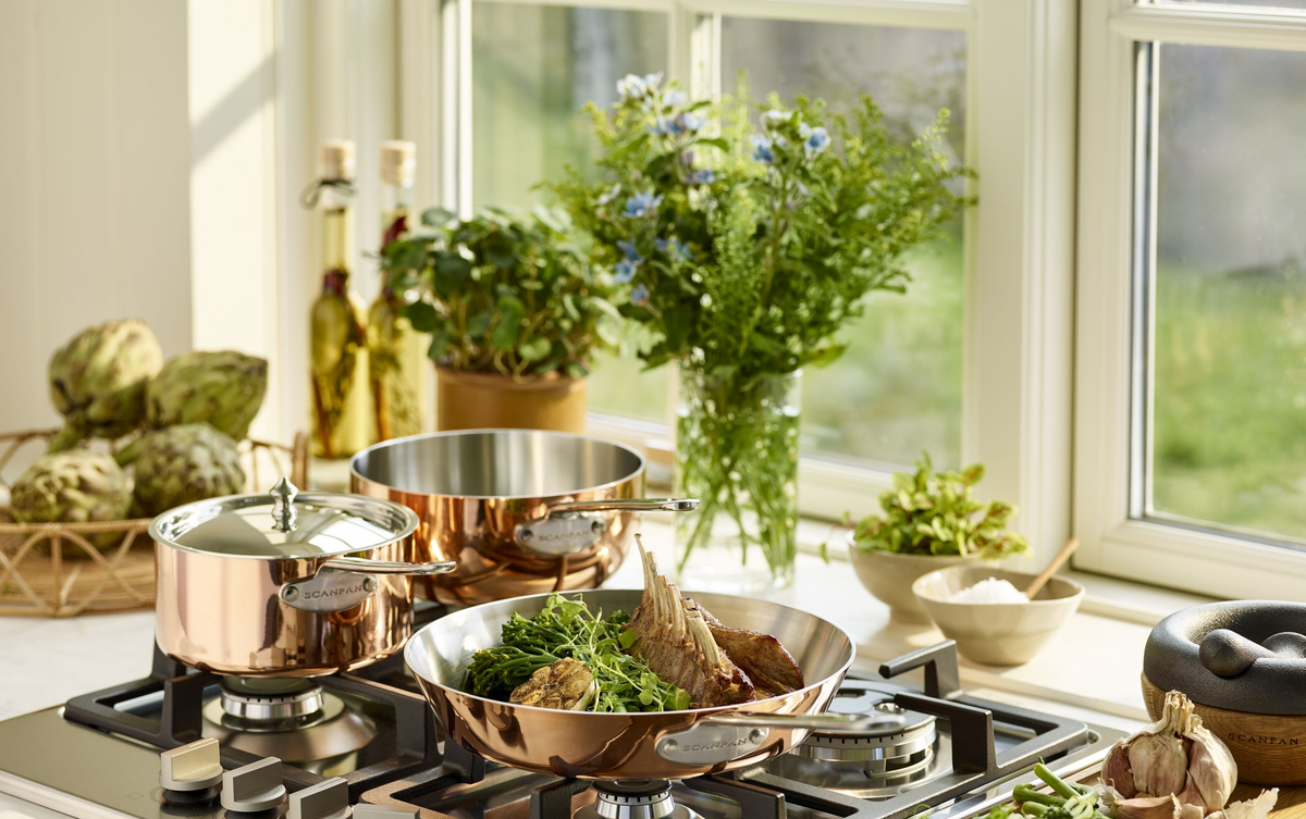 SCANPAN Maitre D’-kobbergryder og -pander på køkkenbord