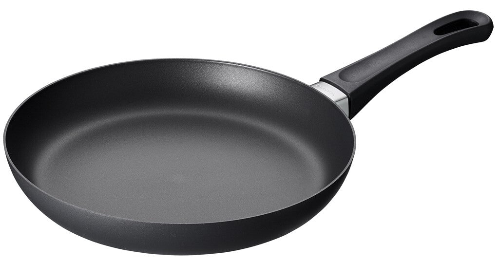 SCANPAN Classic Bratpfanne 24 cm in Schrägansicht