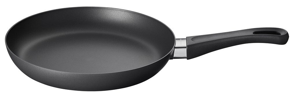 SCANPAN Classic Bratpfanne 24 cm in Seitenansicht
