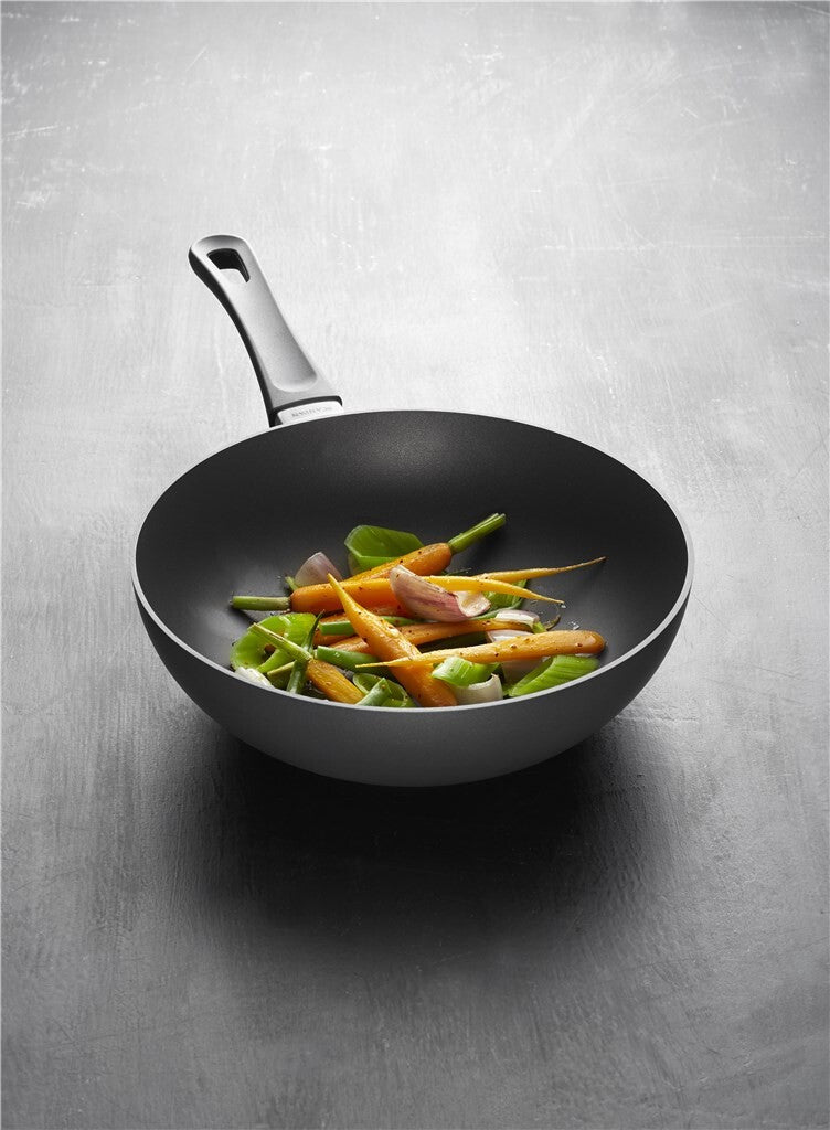 SCANPAN Classic Stir-Fry-Pfanne mit Gemüse in Schrägansicht