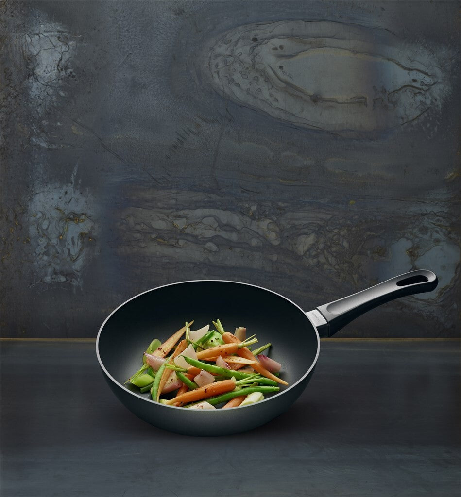 SCANPAN Classic Stir-Fry-Pfanne mit Gemüse vor dunklem Hintergrund
