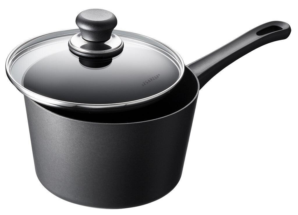 SCANPAN Classic steelpan 20 cm met glazen deksel schuin van voren