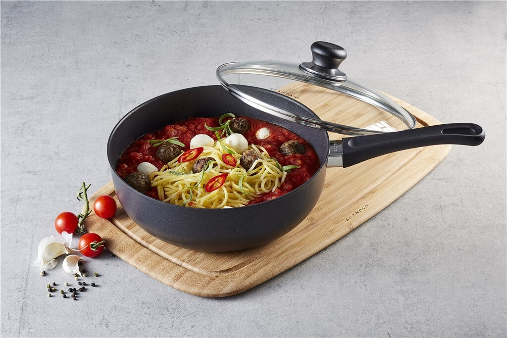 SCANPAN Classic sauteuse med pasta og tomater på skærebræt