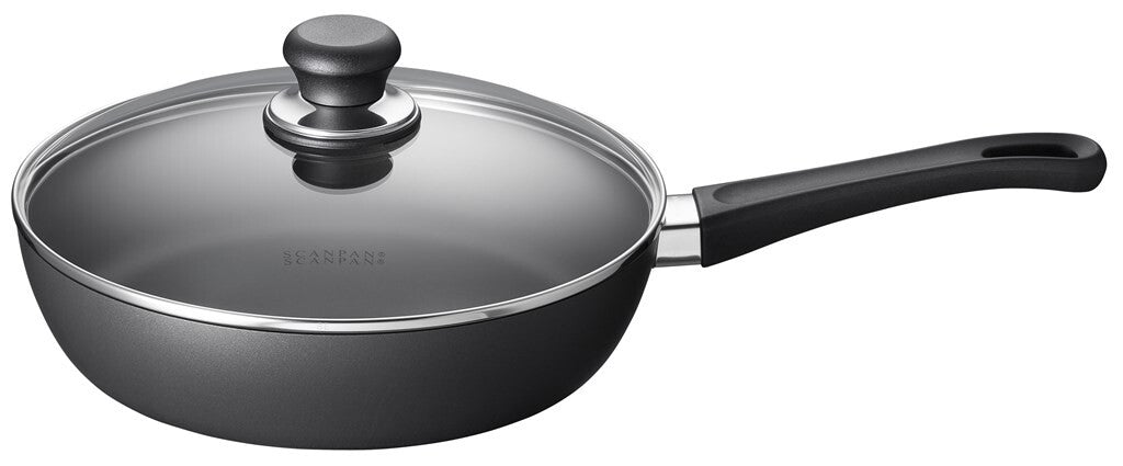 SCANPAN Classic sauterpande 26 cm med glaslåg set forfra