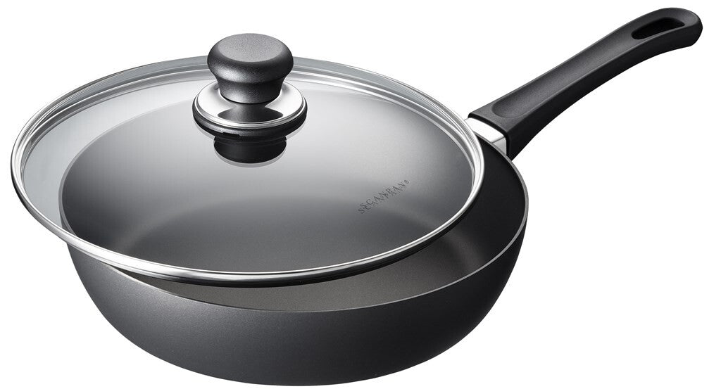 SCANPAN Classic sauteerpan 26 cm met glazen deksel schuin van voren