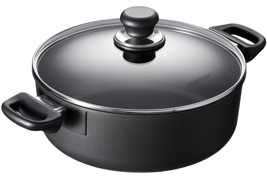 SCANPAN Classic sautergryde 26 cm med glaslåg set skråt forfra