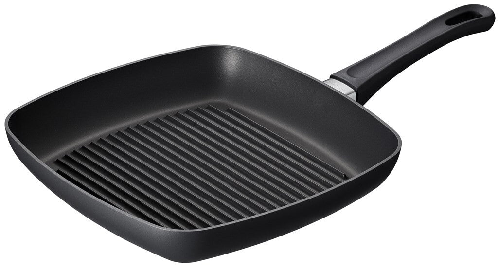 Classic 27 × 27 cm grillpande i jubilæumsudgave set skråt forfra på hvid baggrund