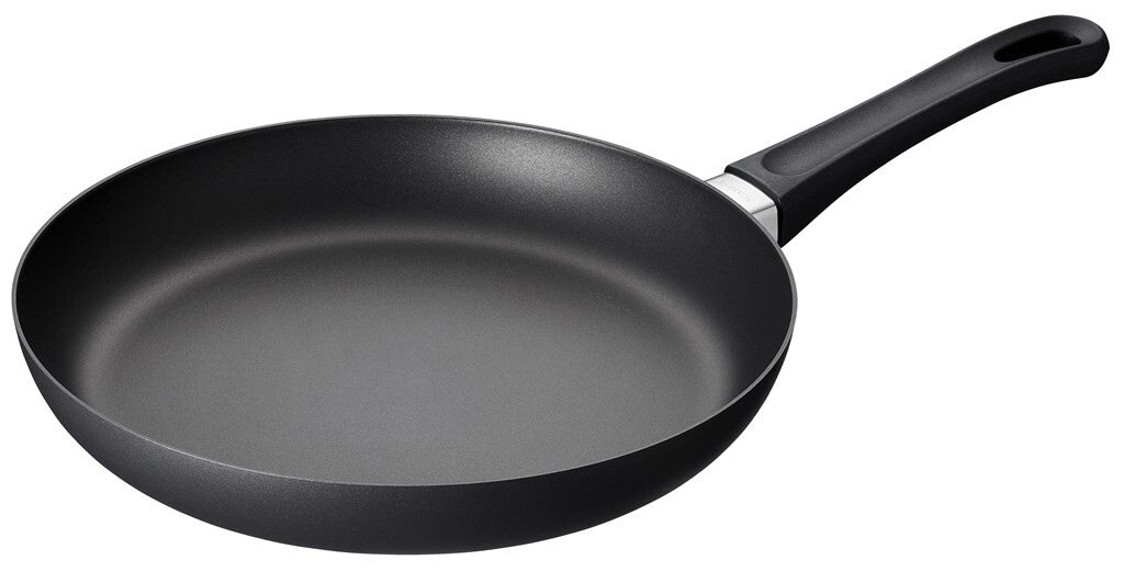 SCANPAN Classic Bratpfanne 28 cm in Schrägansicht