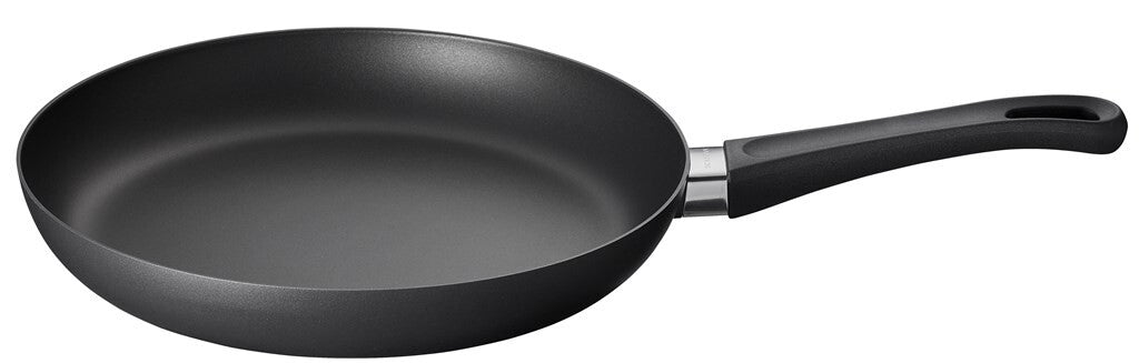 Classic 28 cm stegepande i jubilæumsudgave set fra siden