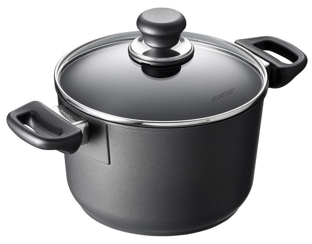 SCANPAN Classic gryde 20 cm med glaslåg set skråt forfra