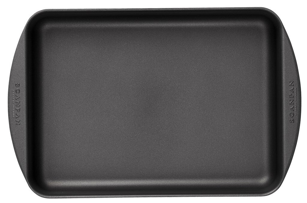 SCANPAN Classic 34 x 22 cm roasting pan viewed from above