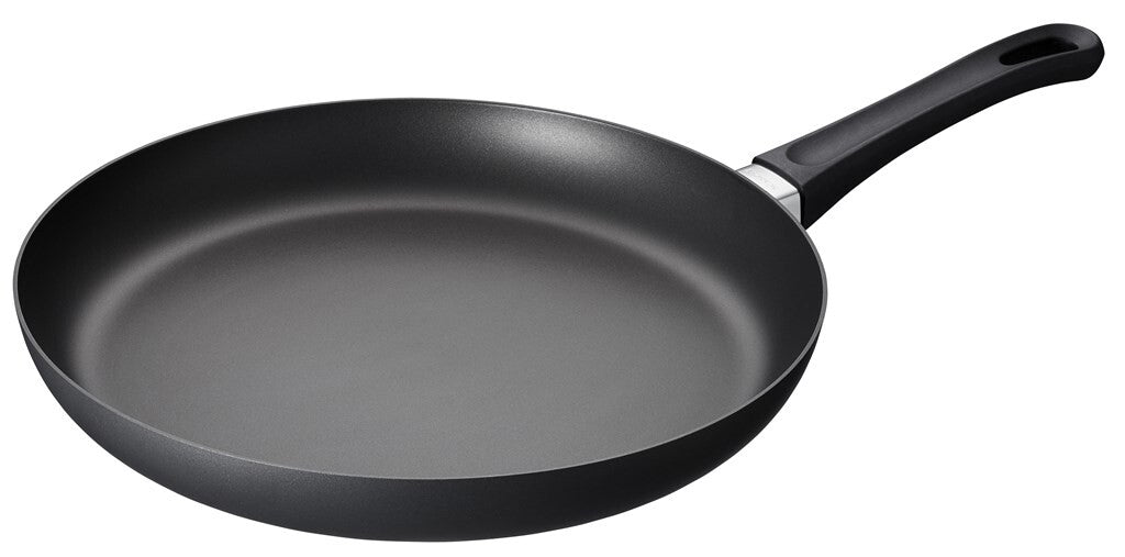 SCANPAN Classic Bratpfanne 32 cm in Schrägansicht