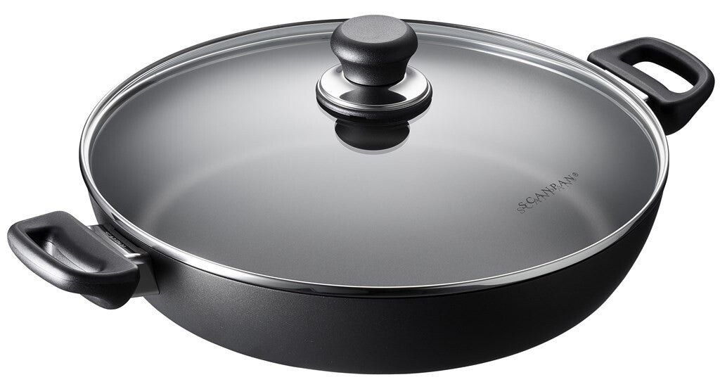 SCANPAN Classic chefpande 32 cm med glaslåg set skråt forfra