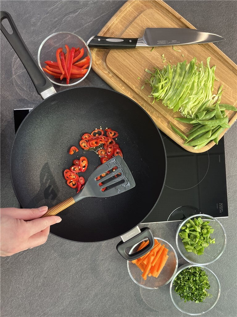 Wokret serveret i Classic Induction 32 cm wok i jubilæumsudgave