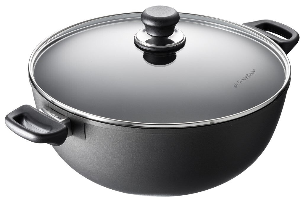 SCANPAN Classic suppe- og stegegryde 32 cm med glaslåg set skråt forfra