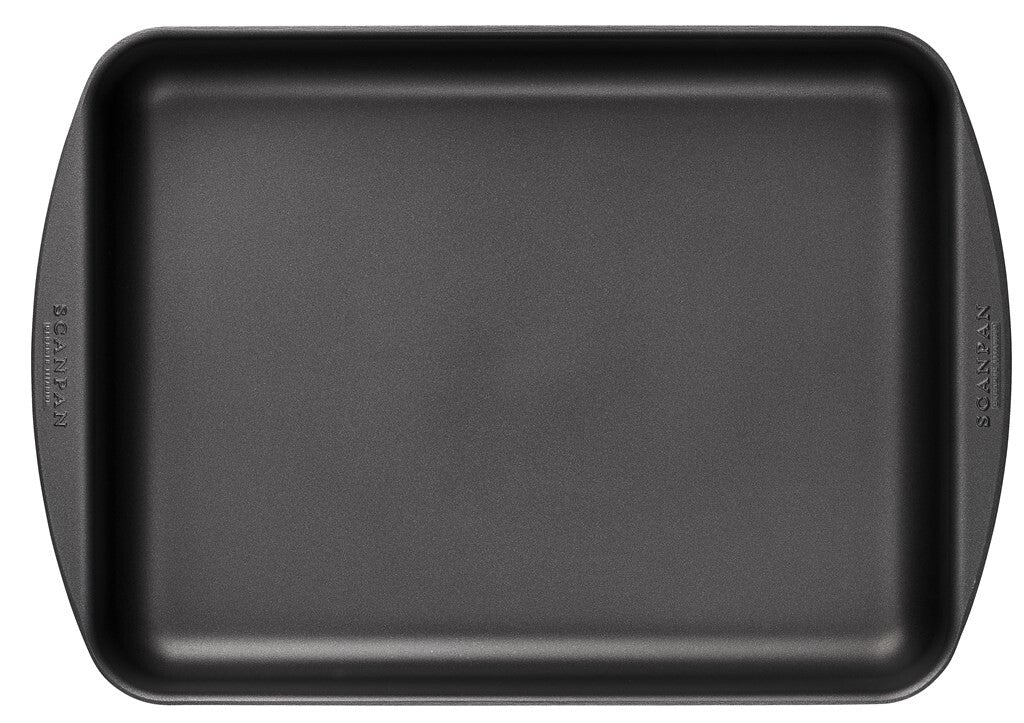 SCANPAN Classic 39 x 27 cm roasting pan viewed from above