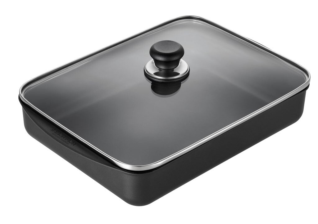 SCANPAN Classic bradepande med glaslåg 35 x 26 cm set skråt forfra