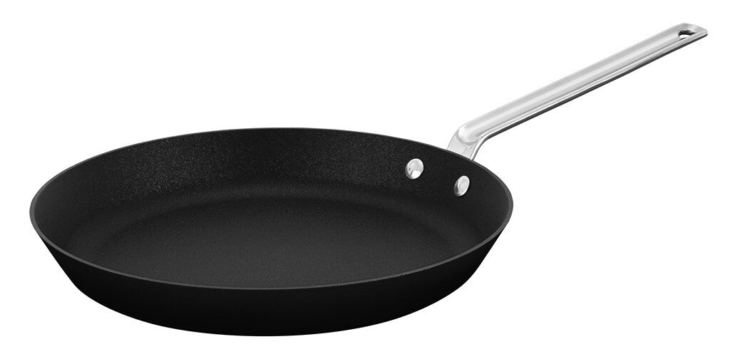 TechnIQ Modern Bratpfanne 30 cm, schräg von vorn auf weißem Hintergrund