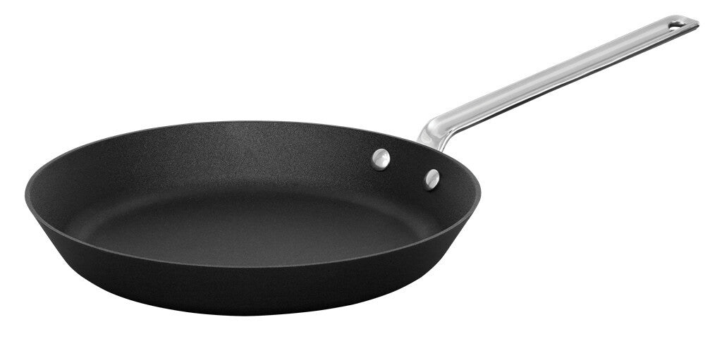 TechnIQ Modern Bratpfanne 26 cm, schräg von vorn auf weißem Hintergrund