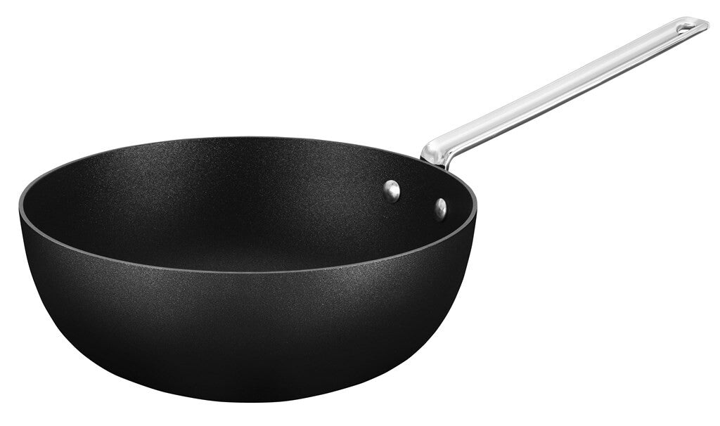TechnIQ Bistro sauteuse 26 cm set skråt forfra på hvid baggrund