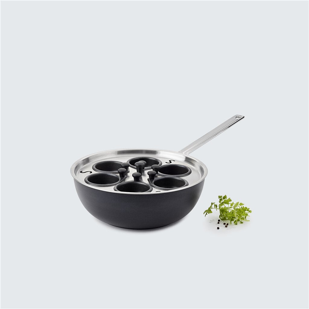 TechnIQ Bistro sauteuse 26 cm samen met ander TechnIQ kookgerei