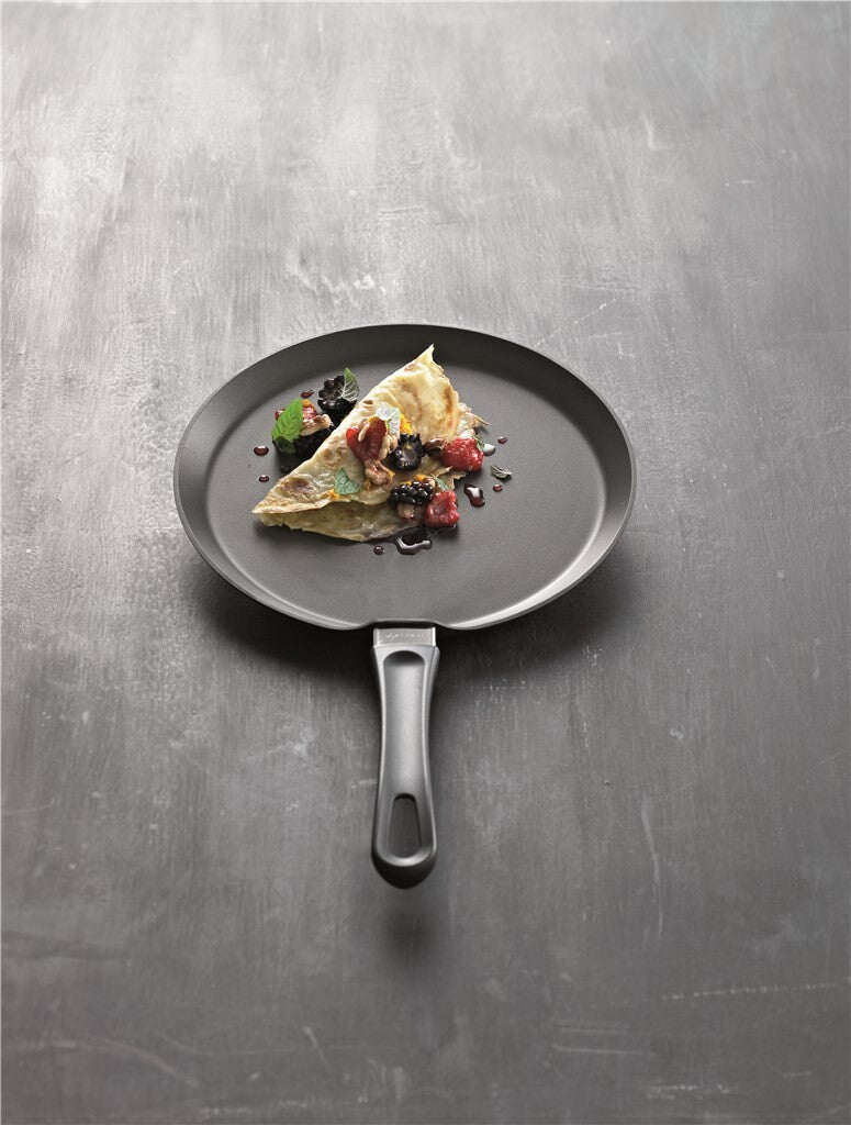 Ein Stück Pfannkuchen neben einer SCANPAN Classic Crêpepfanne serviert