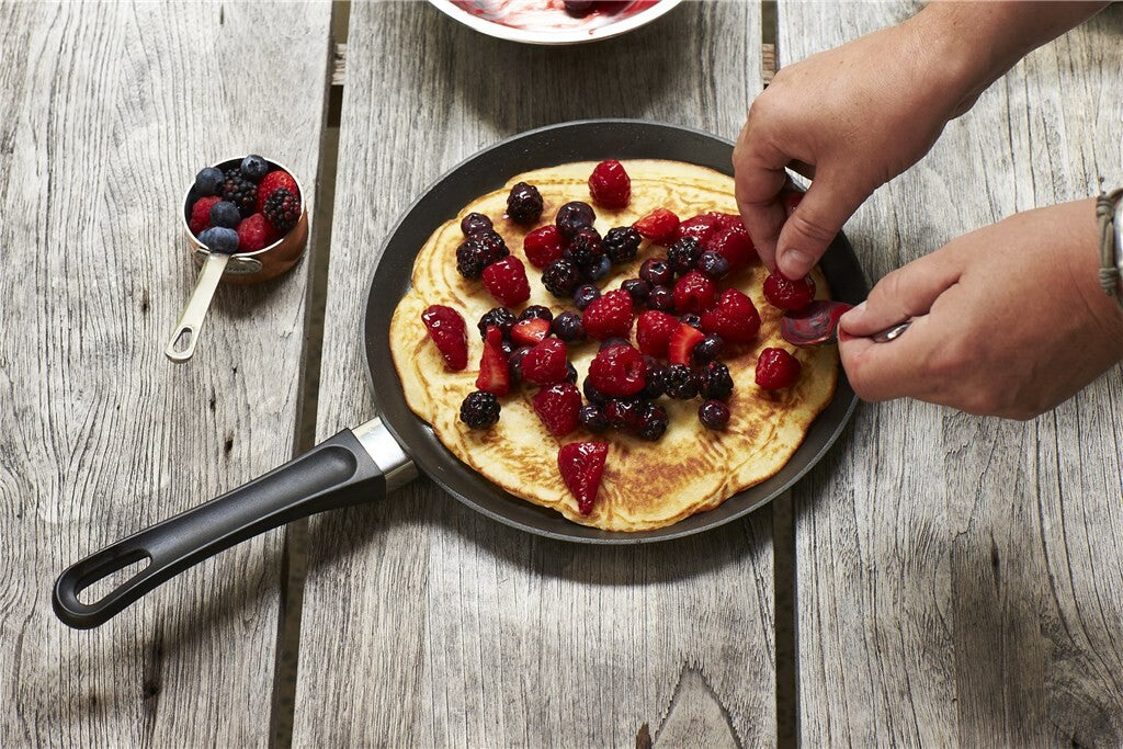 Zubereitung eines Pfannkuchens mit Beeren in einer SCANPAN Classic Crêpepfanne