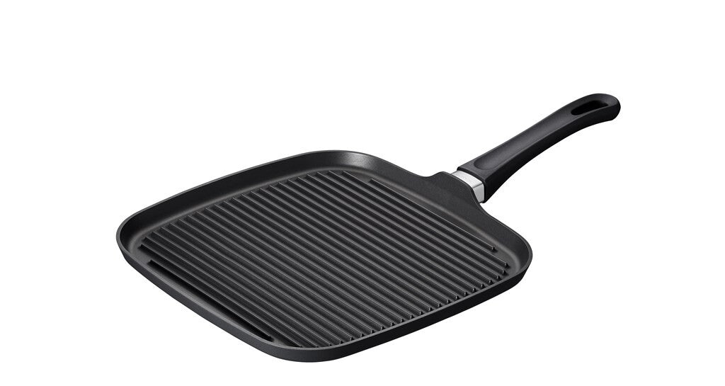 SCANPAN Classic helsepande med grill 28 x 28 cm set skråt forfra