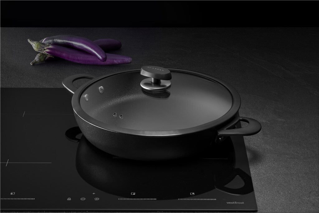 Pro SB+ chefspanne 32 cm – i et mørkt kjøkkenmiljø