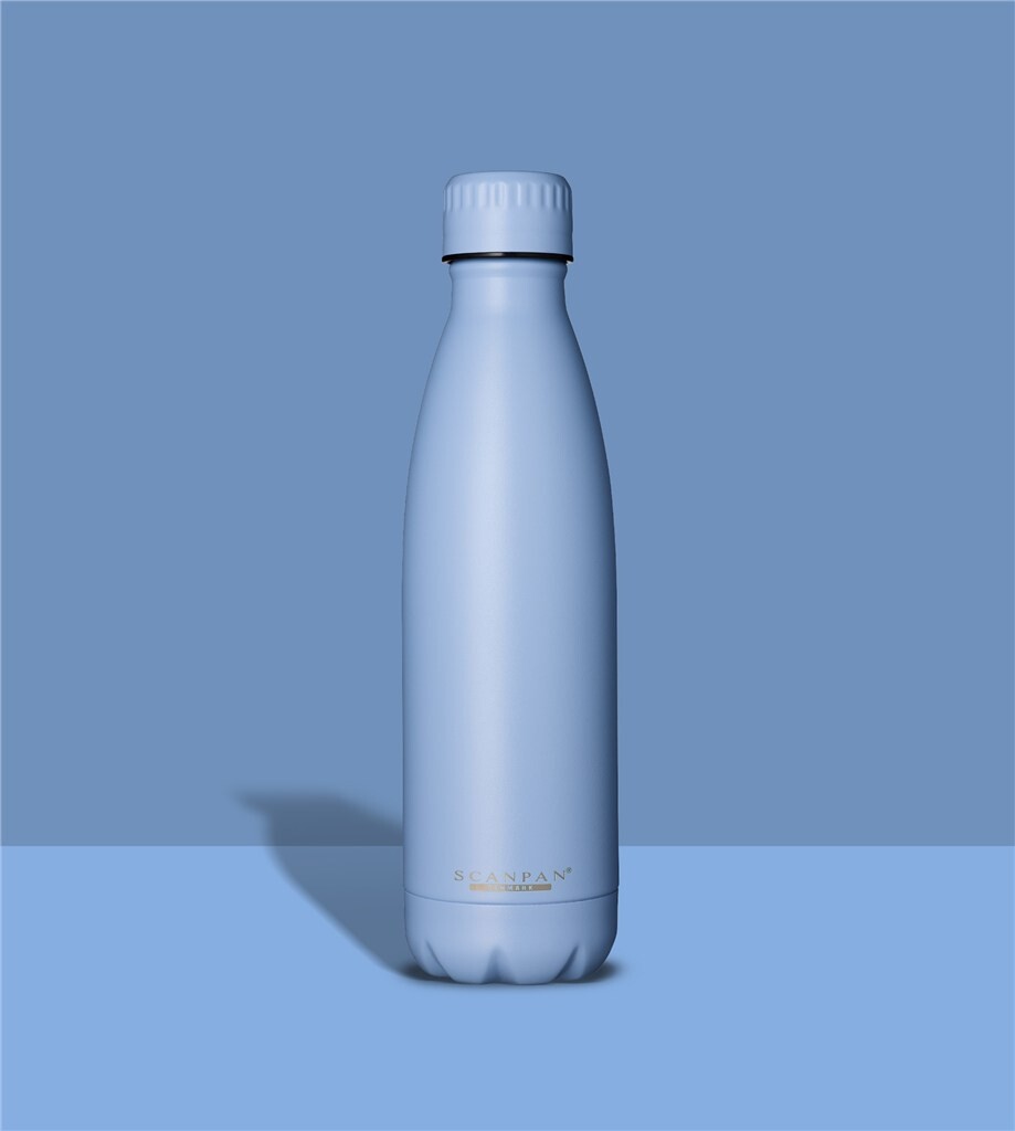 TO GO termoflaske 500 ml i farven Airy blue på matchende farvebaggrund
