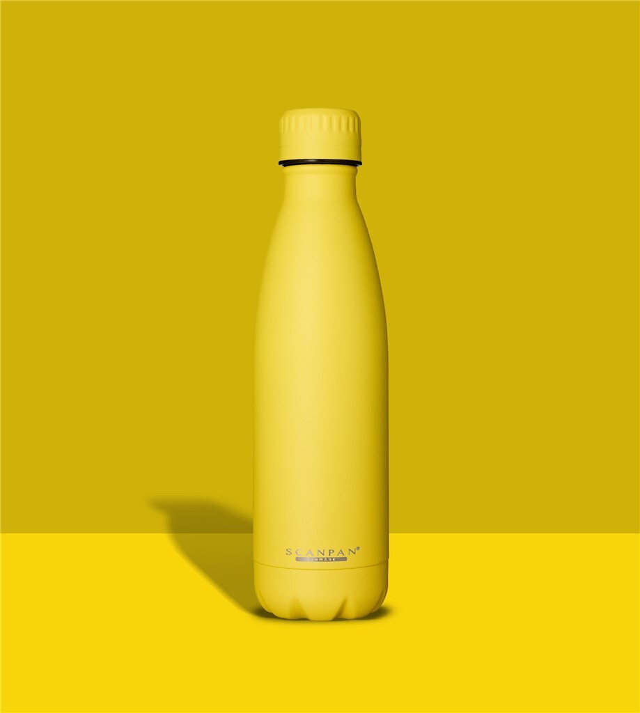 TO GO termoflaske 500 ml i farven Primrose yellow på matchende farvebaggrund