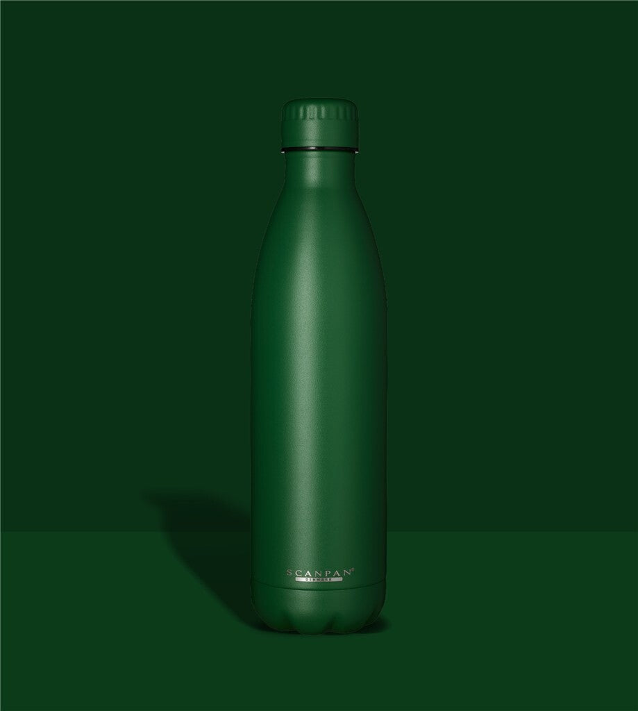 TO GO insulated bottle 750 ml in Forest green on a matching colour background