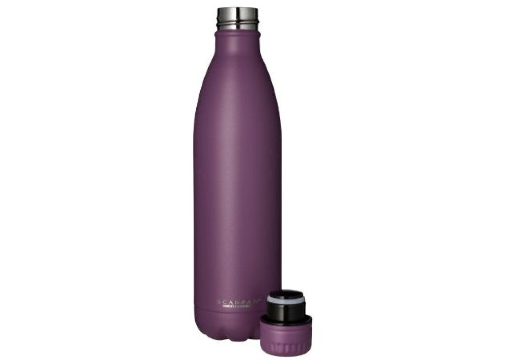 TO GO insulated bottle 750 ml in Purple gumdrop shown in use