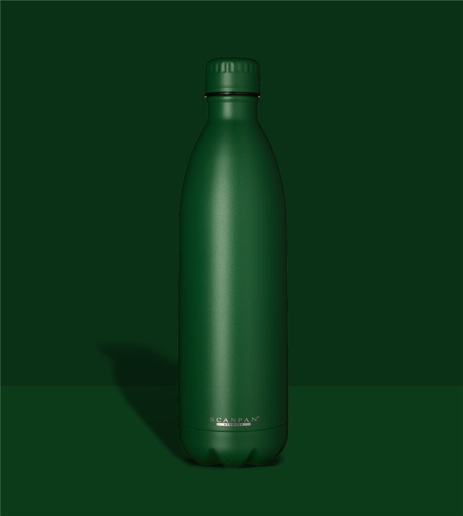 TO GO Thermoflasche 1000 ml in der Farbe Forest green auf farblich passendem Hintergrund