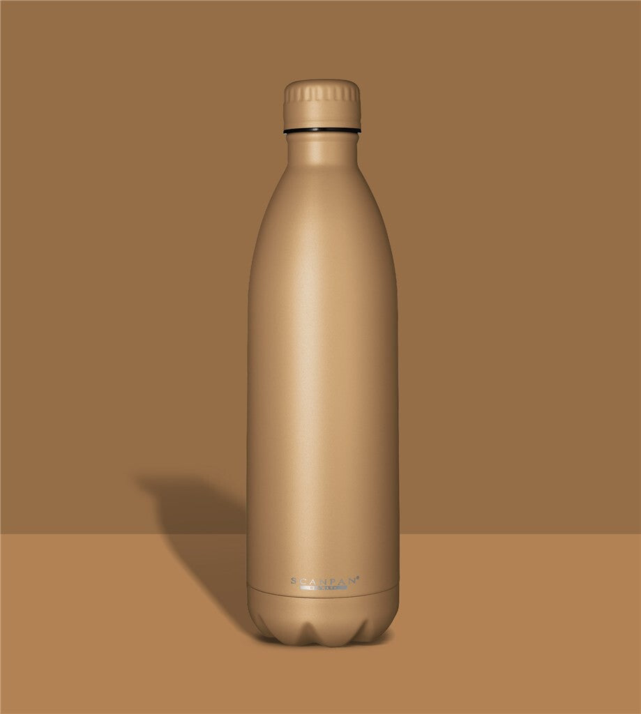 TO GO Thermoflasche 1000 ml in der Farbe Tannin auf farblich passendem Hintergrund