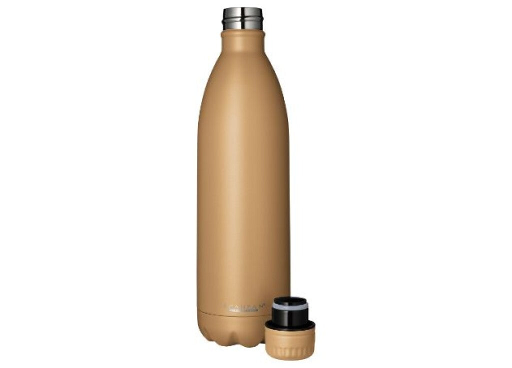TO GO Thermoflasche 1000 ml in der Farbe Tannin im Gebrauch