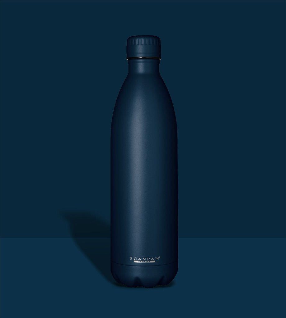 TO GO Thermoflasche 1000 ml in der Farbe Oxford blue auf farblich passendem Hintergrund