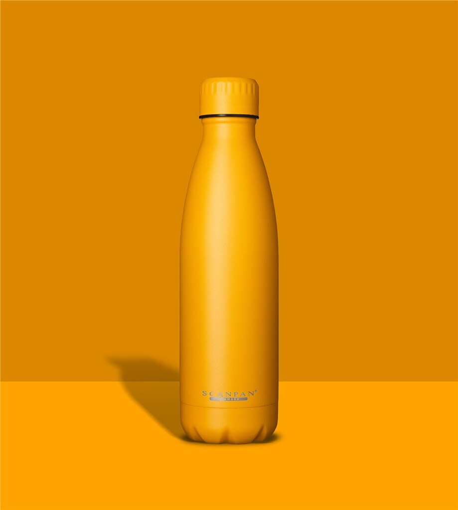 TO GO termoflaske 500 ml i farven Golden Yellow på matchende farvebaggrund