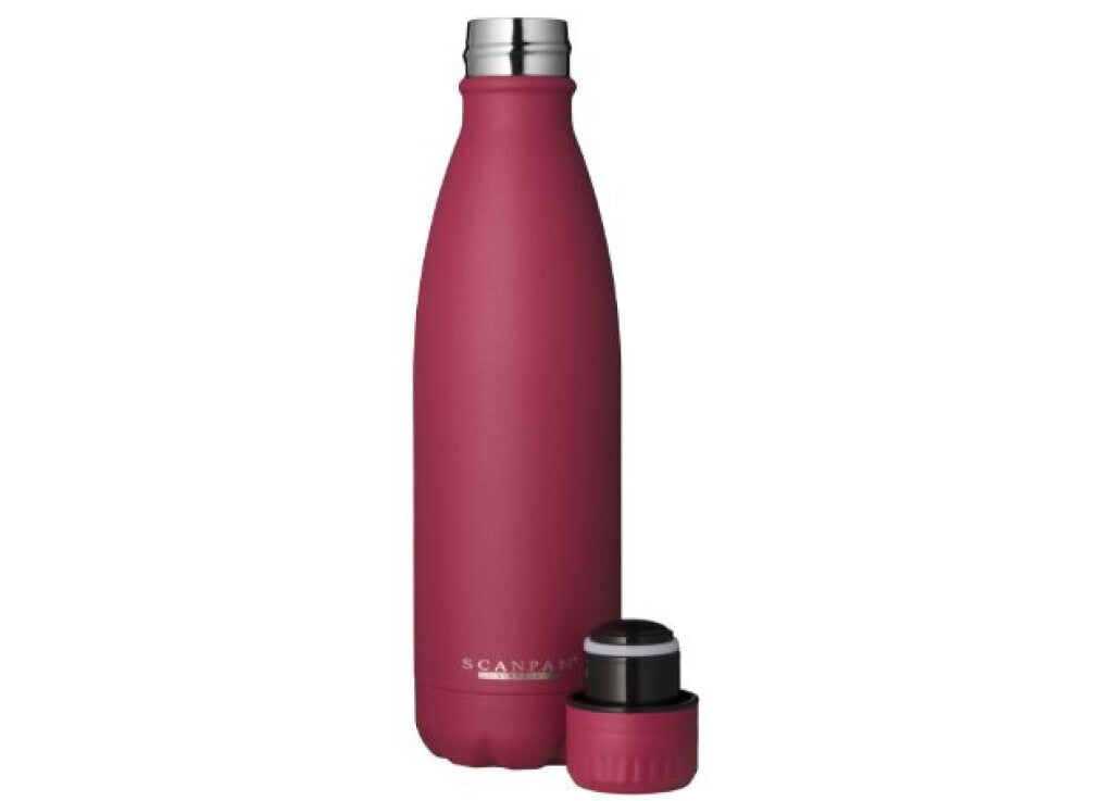 TO GO termoflaske 500 ml i farven Persian Red vist i brug