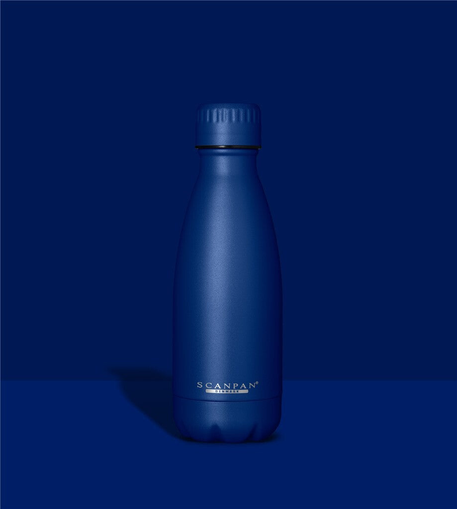 TO GO thermosfles 350 ml in de kleur Classic blue op een bijpassende achtergrond