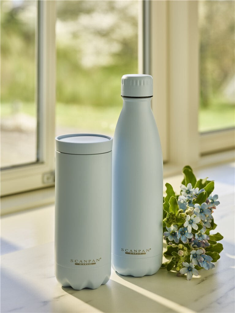 TO GO termokrus 287 ml i fargen Nantucket Breeze vist i bruk