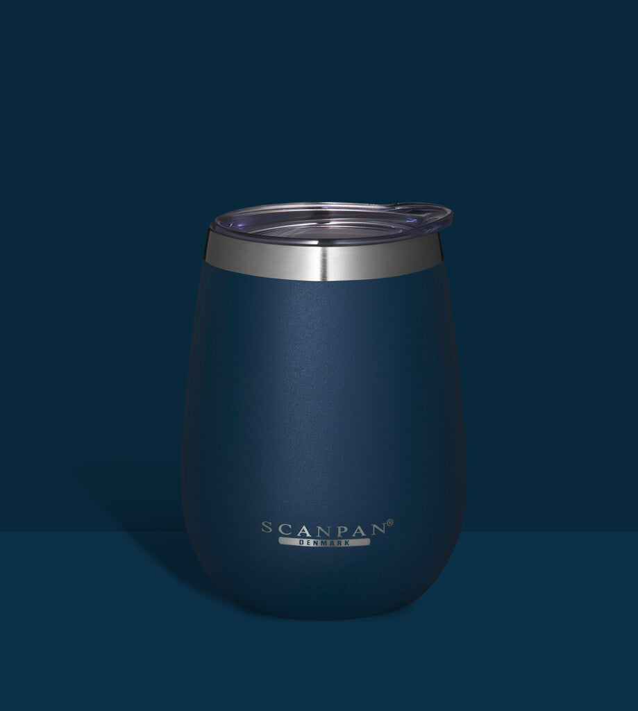 TO GO termokrus med låg 300 ml i farven Oxford blue på matchende farvebaggrund