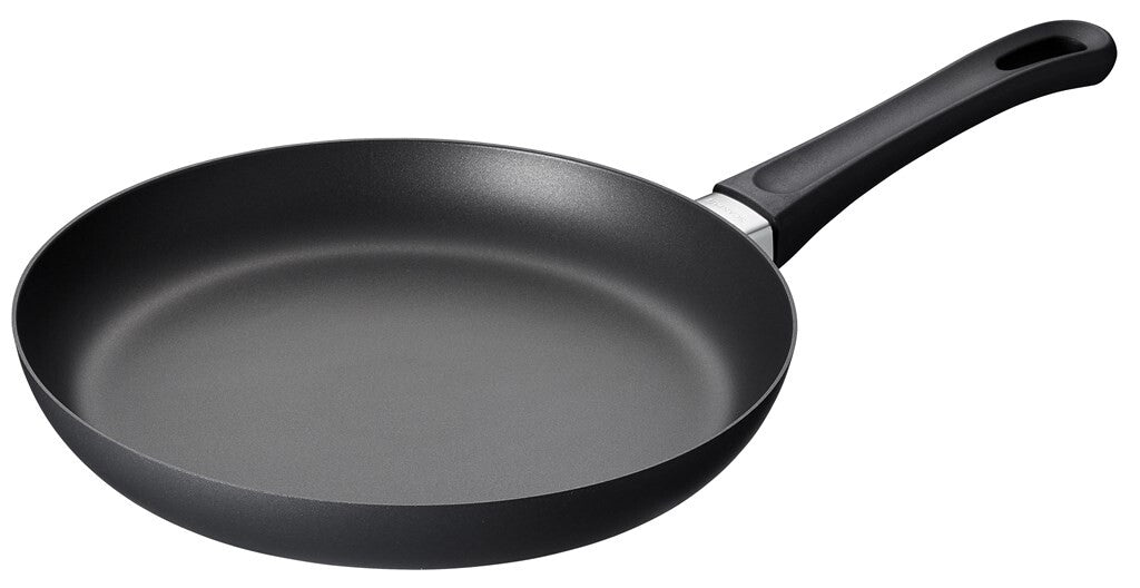 SCANPAN Classic Induction Bratpfanne 26 cm schräg von vorne
