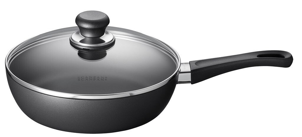 SCANPAN Classic Induction sauterpande 24 cm med glaslåg set fra siden