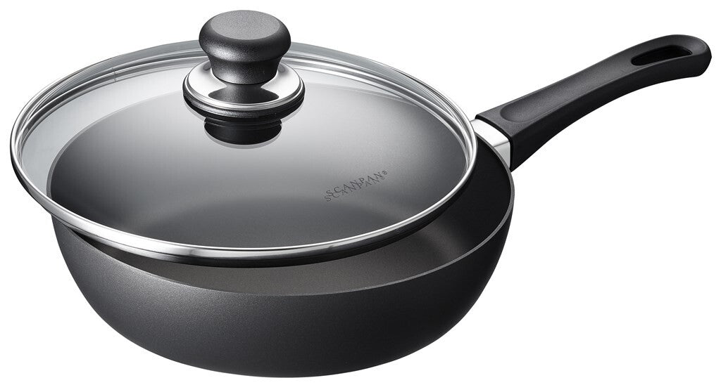 SCANPAN Classic Induction sauteerpan 24 cm met glazen deksel in een productfoto