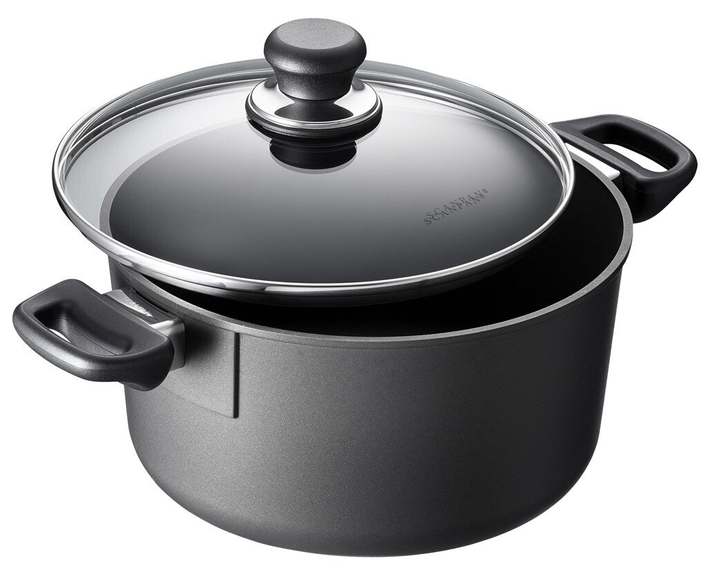 SCANPAN Classic Induction Topf 24 cm mit Glasdeckel in einer Produktaufnahme