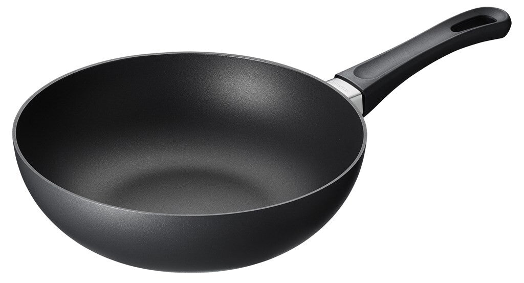 SCANPAN Classic Induction stir-fry-pande 24 cm set skråt forfra