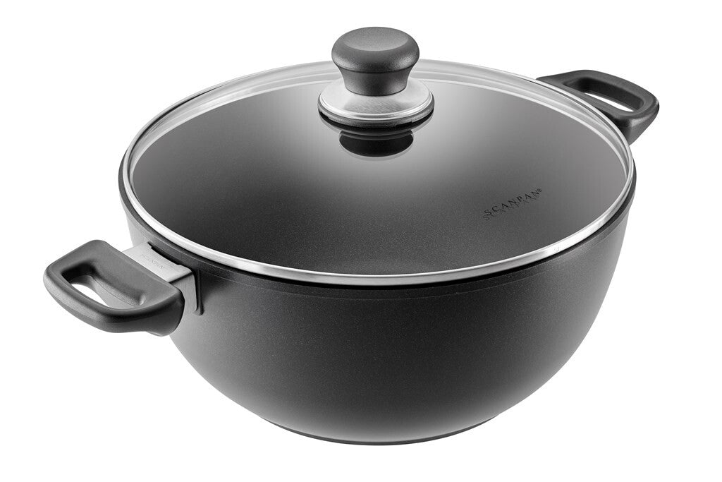 SCANPAN Classic Induction suppe- og stegegryde 28 cm med glaslåg set skråt forfra