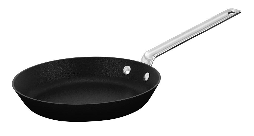 TechnIQ Modern stegepande 22 cm set skråt forfra på hvid baggrund