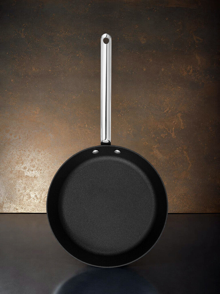 Speisen werden in der TechnIQ Modern Bratpfanne 26 cm zubereitet